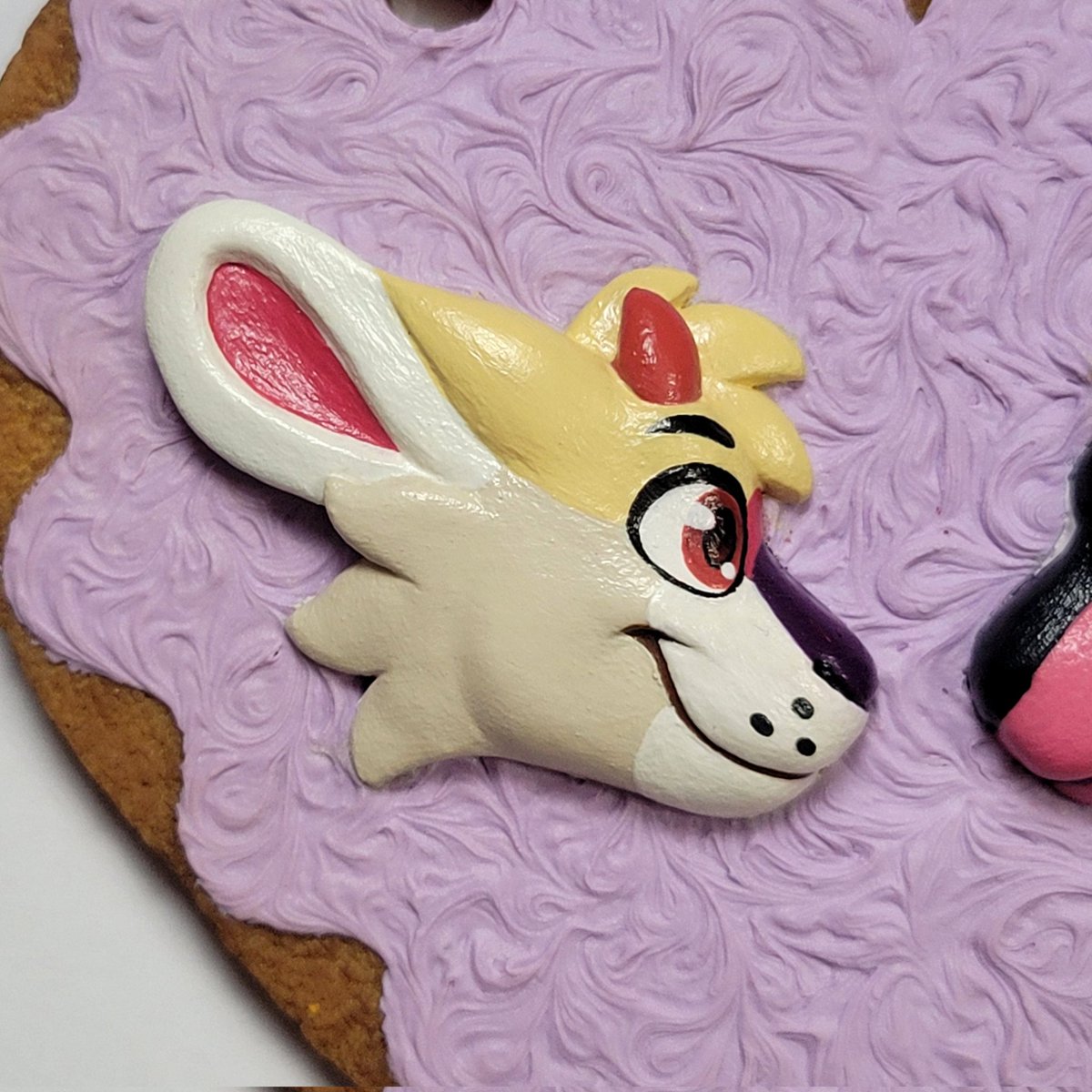 Darkstar_2016's tweet photo. Valentines cookie ornament for @Lun4rstudios !!
These two are so cute together 🥺💖 Thank you for commissioning me!

RTs are greatly appreciated!
More pics on IG!
#Furry #furryart #custom #handmade #sculpture https://t.co/QnbRVdlYum