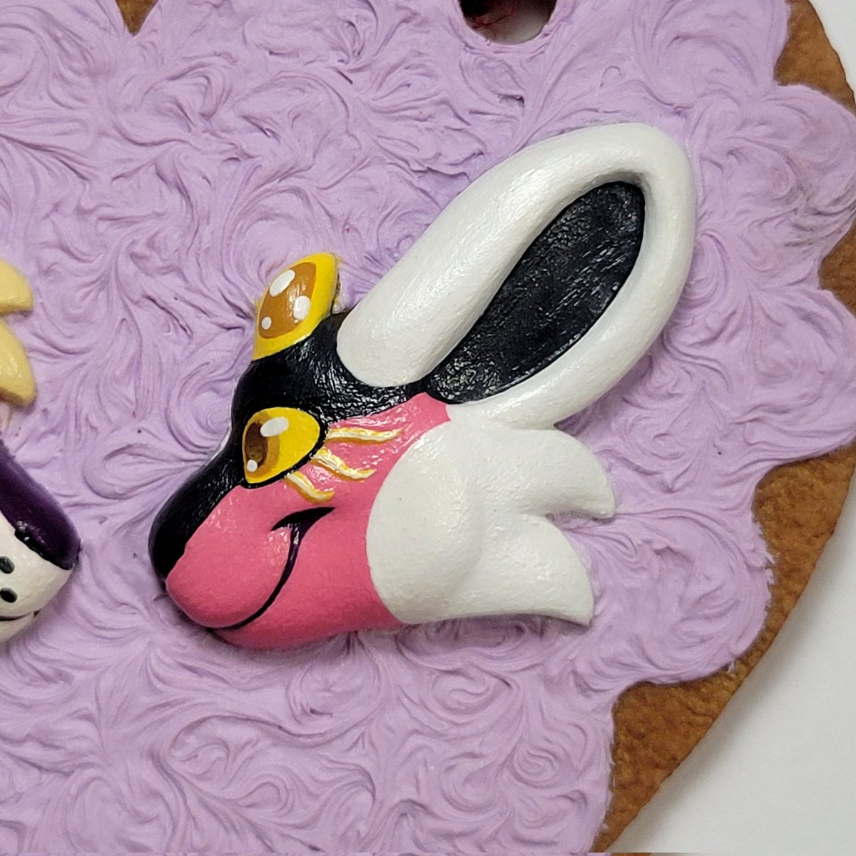 Darkstar_2016's tweet photo. Valentines cookie ornament for @Lun4rstudios !!
These two are so cute together 🥺💖 Thank you for commissioning me!

RTs are greatly appreciated!
More pics on IG!
#Furry #furryart #custom #handmade #sculpture https://t.co/QnbRVdlYum