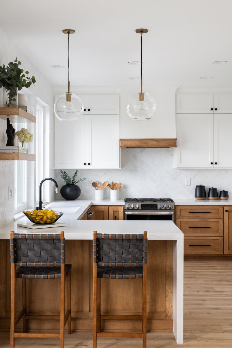 Celebrating our seventh consecutive “Best of Houzz” win with a shot of our #hollyleafproject. Placing in the categories, “Best of Houzz 2024 US - Orange County (Kitchen)” and “Best of Houzz 2024 US - Orange County." 

📷: @leighannrowe 
Design: <a href="/MadisonBettis/">Madison Bettis</a>