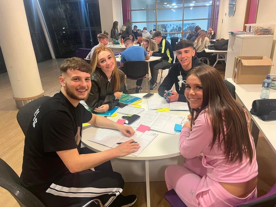 Rcitybelfast's tweet photo. Year 2 👣 

Great to have the squad back tonight after being off for half term ⭐️ The team kick started with a quick catch up along with a team game 🧩 They then spent time completing their Foroige module 2  👏🏼 @Foroige 😃

 #RCITY #POSITIVEYOUTH #FOROIGE #QUEENS https://t.co/ypWazRT61N