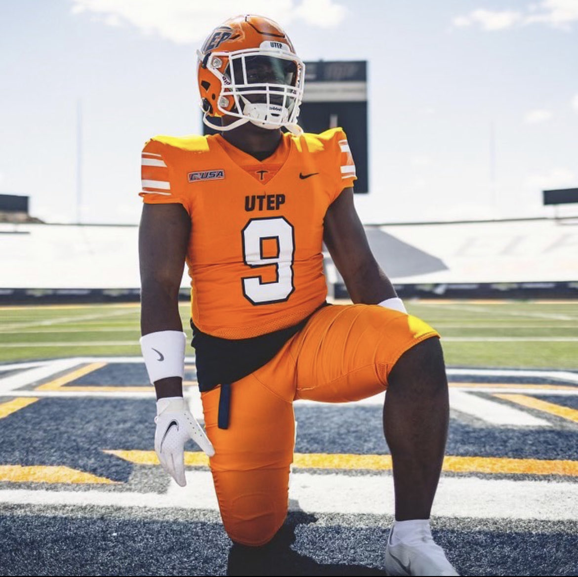 INTRODUCING‼️⛏️ Fullback Zach Essih! Zach is is from Fort Worth, TX. Zee’s favorite football memory is when he earned All-State LB awards his senior year of high school! #PicksUp