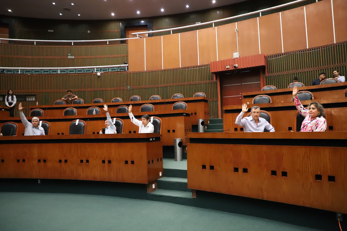El día de hoy, en sesión permanente, aprobamos licencias  de Presidentes, Síndicxs y regidorxs de diferentes municipios, dando cumplimiento a lo establecido por ley. 
Te deseo bonita tarde de Miércoles...