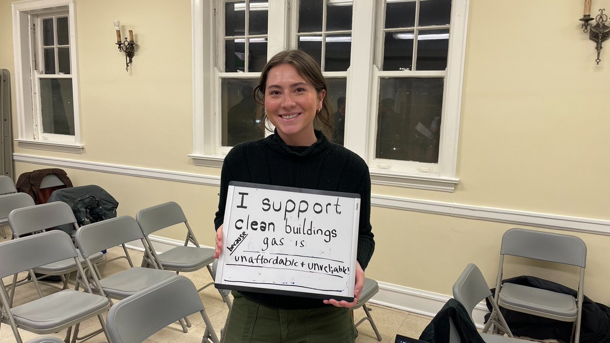 SierraClubIL's tweet image. Packed house for houses powered by #CleanHeat! Huge thanks to @LaPointefor19 &amp;amp; our friends at @cubillinois for co-hosting yet another community conversation about clean heat—the cleaner, more affordable way to cook your food &amp;amp; heat your home. It's time to #ElectrifyIL!