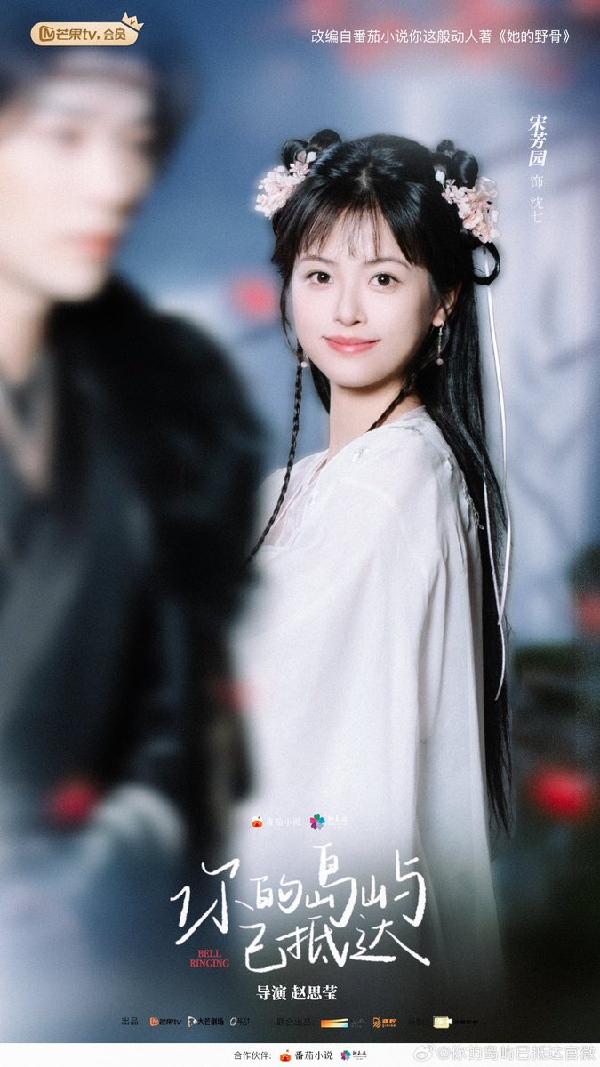 CdramaL's tweet photo. 「📸 | Webdrama de romance de fantasia #BellRinging, estrelado por #LiDaikun, #SongFangyuan, #MiaoWeilun, #YuYilei e mais, anuncia estreia em 22 de Fevereiro na MGTV ❤️
— #Sinopse: Shen Qi é uma garota despreocupada que se apaixona à primeira vista pelo misterioso Chi Ye que um dia chega de repente, e então ela começa a persegui-lo, esperando que sua estratégia amorosa funcione. No entanto, a constante rejeição e evitação de Chi Ye faz Shen Qi pensar que tudo é apenas uma ilusão, até que ela diz a ele "Meu desejo é estar com você". Com essas palavras o coração de Chi Ye começa a se soltar. À medida que essas engrenagens do amor começam a se mover, os dois passam todos os dias juntos, sentindo os ventos e observando as nuvens e o pôr do sol, avançando gradativamente em direção ao salão do casamento com as bênçãos dos ilhéus. Mas quando a memória de cem anos atrás é relembrada, o lindo amor tem uma história passada que não ousamos relembrar.
Adaptado da novela web "Ta De Ye Gu" (她的野骨) de Ni Zhe Ban Dong Ren (你这般动人).
#你的岛屿已抵达
