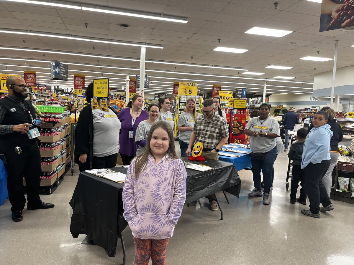 jpeterseducator's tweet image. Having a blast at TES Math Night! Thank you Food Lion for hosting and helping our students become life ready by using their math skills! @TESRockfish @EssexSchools