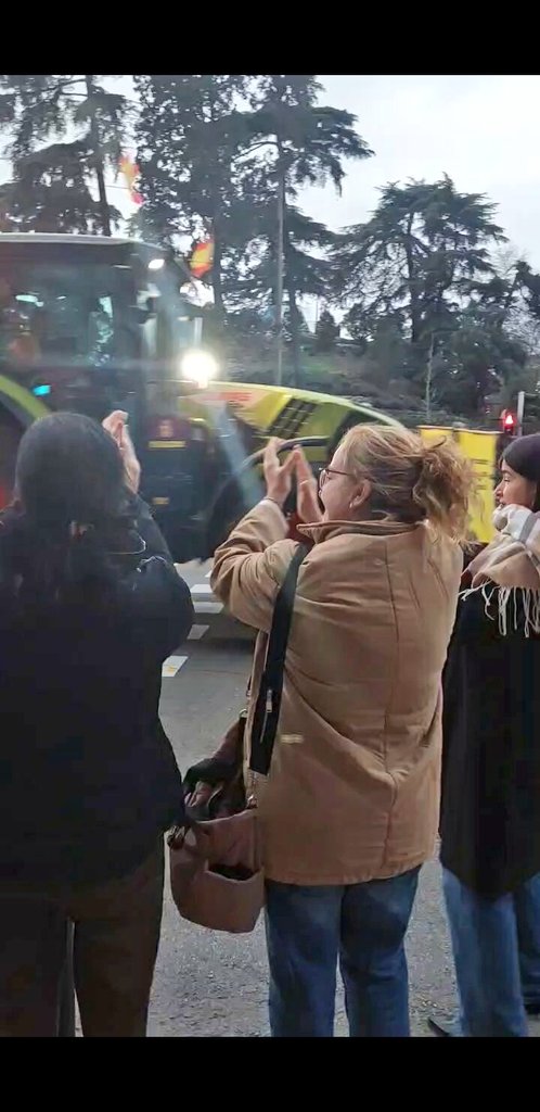 pastoresyganado's tweet photo. El pueblo de Madrid, tal y como hace cuando el ganado trashumante cruza la ciudad, ha mostrado hoy su total apoyo al sector primario español, conscientes de que la alternativa a la agricultura y la ganadería son el hambre y la miseria. Muchísimas gracias.
#TractoradaNacional https://t.co/xEWULDxrpp