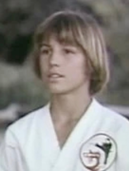 Today I watched 1980s Alligator. Pat Peterson played Joey. I thought this must be Tommy Petersons brother who played Josh in ‘V’ but Pats brother is Chris Peterson, another actor. Is Tommy their brother? No mention online of this. They sure all look alike.