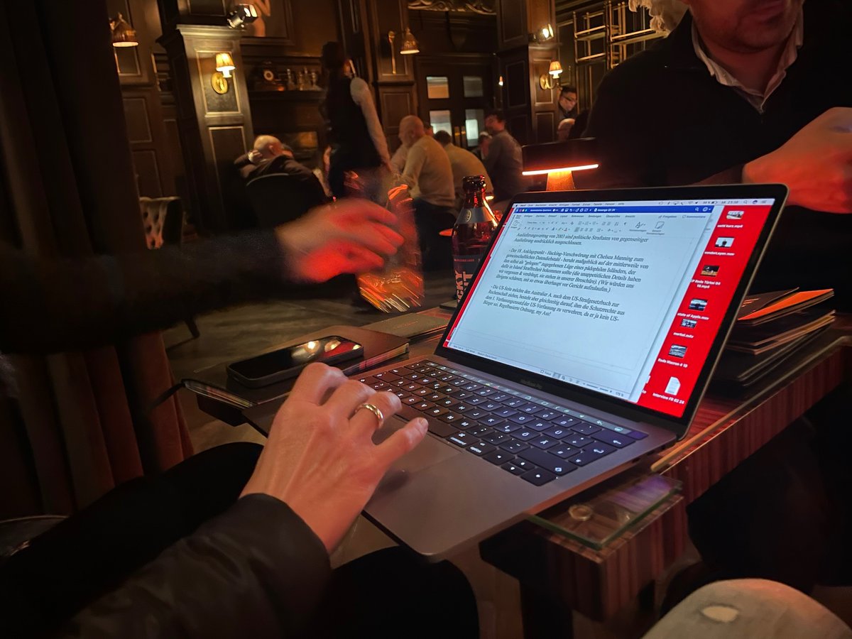 MartinSonneborn's tweet image. Unfree Assange

Weil das Verfahren extrem unübersichtlich ist, zuerst noch mal eine kurze (Witz!) Zusammenfassung. Aus&apos;m Pub. Sorry. Aber die Umstände... (Die lange finden Sie auf meiner Homepage, eine 32-Seiten-Broschüre zum Herunterladen.)

Es ist nämlich so, im Januar &apos;21…