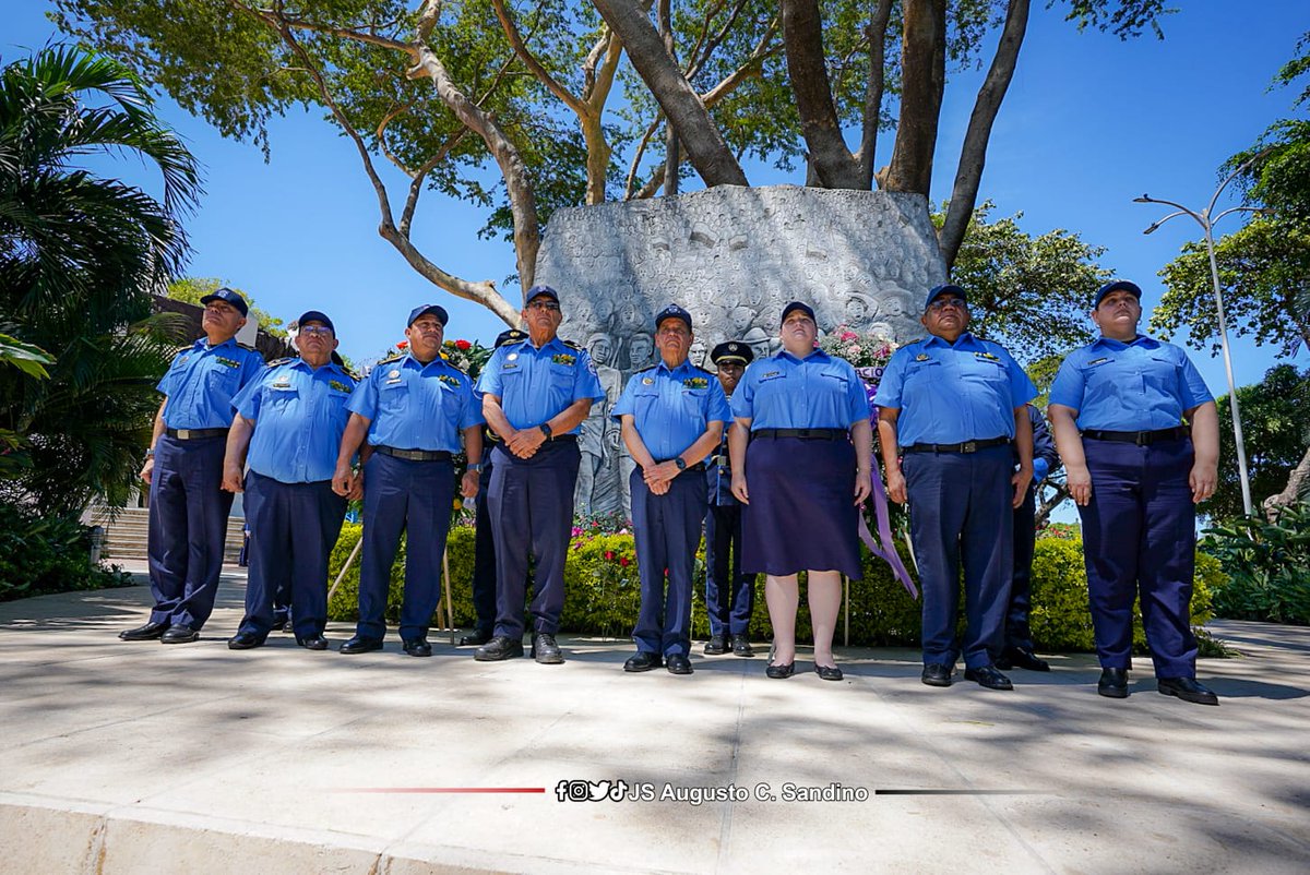 #21Febrero | Con ofrendas florales colocadas en el Monumento de los Héroes d la Patria, la Policía Nacional y el Ministerio del Interior rindieron homenaje al Gral de Hombres Libres, Augusto C Sandino en el 90 aniversario de su paso a la inmortalidad
❤️🖤
#90SandinoSiempreMásAllá