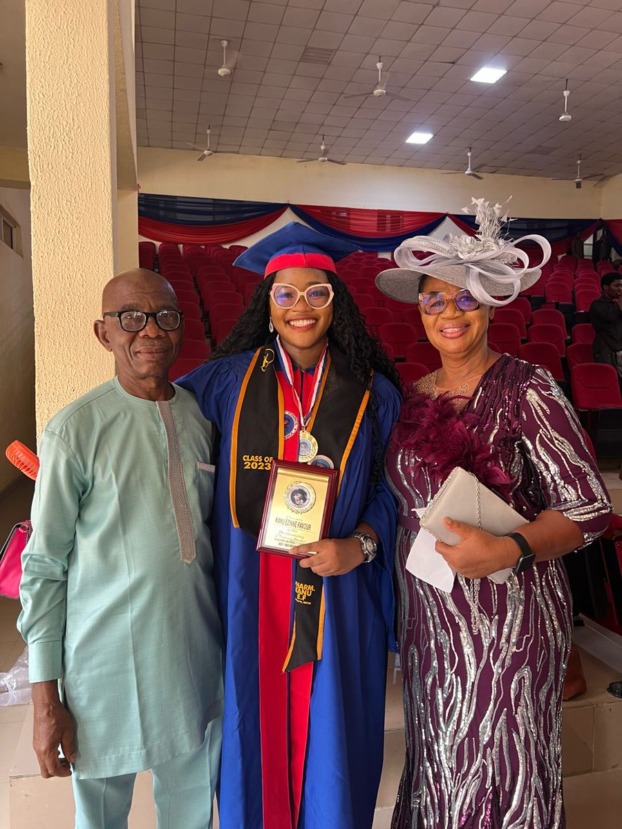 _zinn_y's tweet photo. So 2 days ago, I got inducted into the pharmacy profession.
🏆First Class Honours
🏆Overall Best Graduating Student
🏆Best in Pharmacology and Toxicology 
🏆Best in Pharmaceutics and Pharmaceutical Technology 
🏆Best in Clinical Pharmacy and Pharmacy Practice https://t.co/MoLwPOY1l4