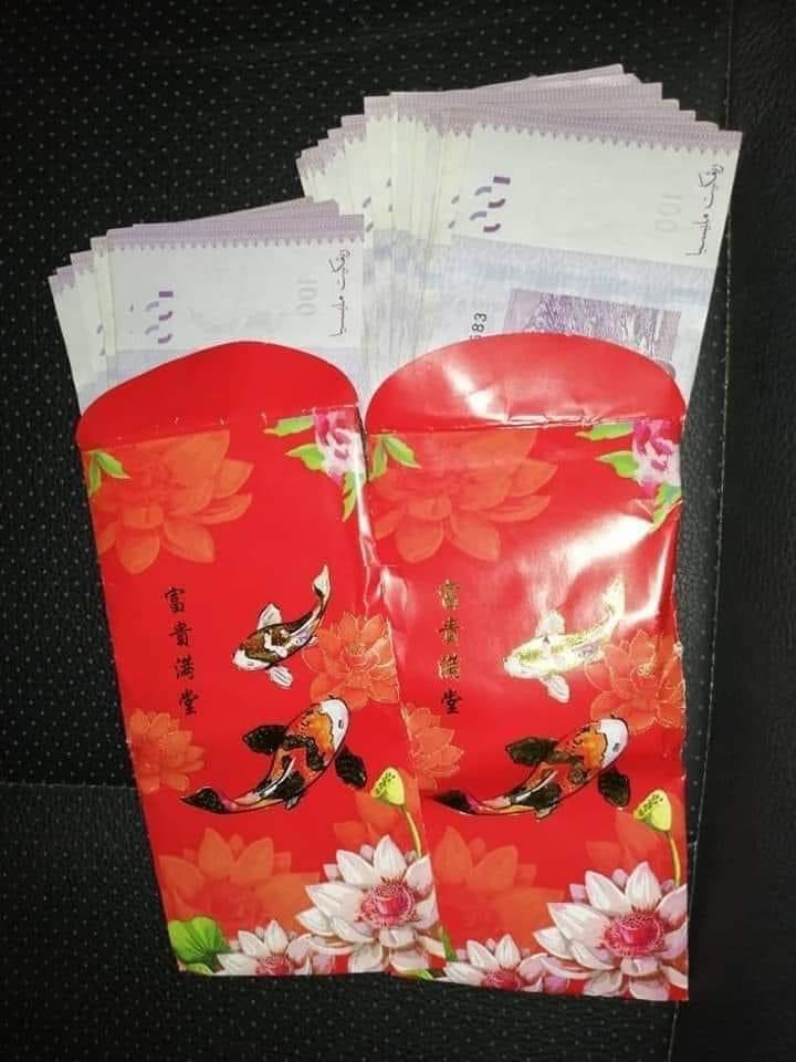 Dulu saya kerja di sebuah kedai orang Cina beragama Buddha. Bos saya ni agak kurang suka kepada Islam. 

Tapi, gaji diberi kepada saya berbaloi. Urus kedai dia, dapat dua ribu lebih sebulan. Pergi dan pulang, dia ambil dan hantar. Peruntukan makan untuk saya sehari RM5. Elaun