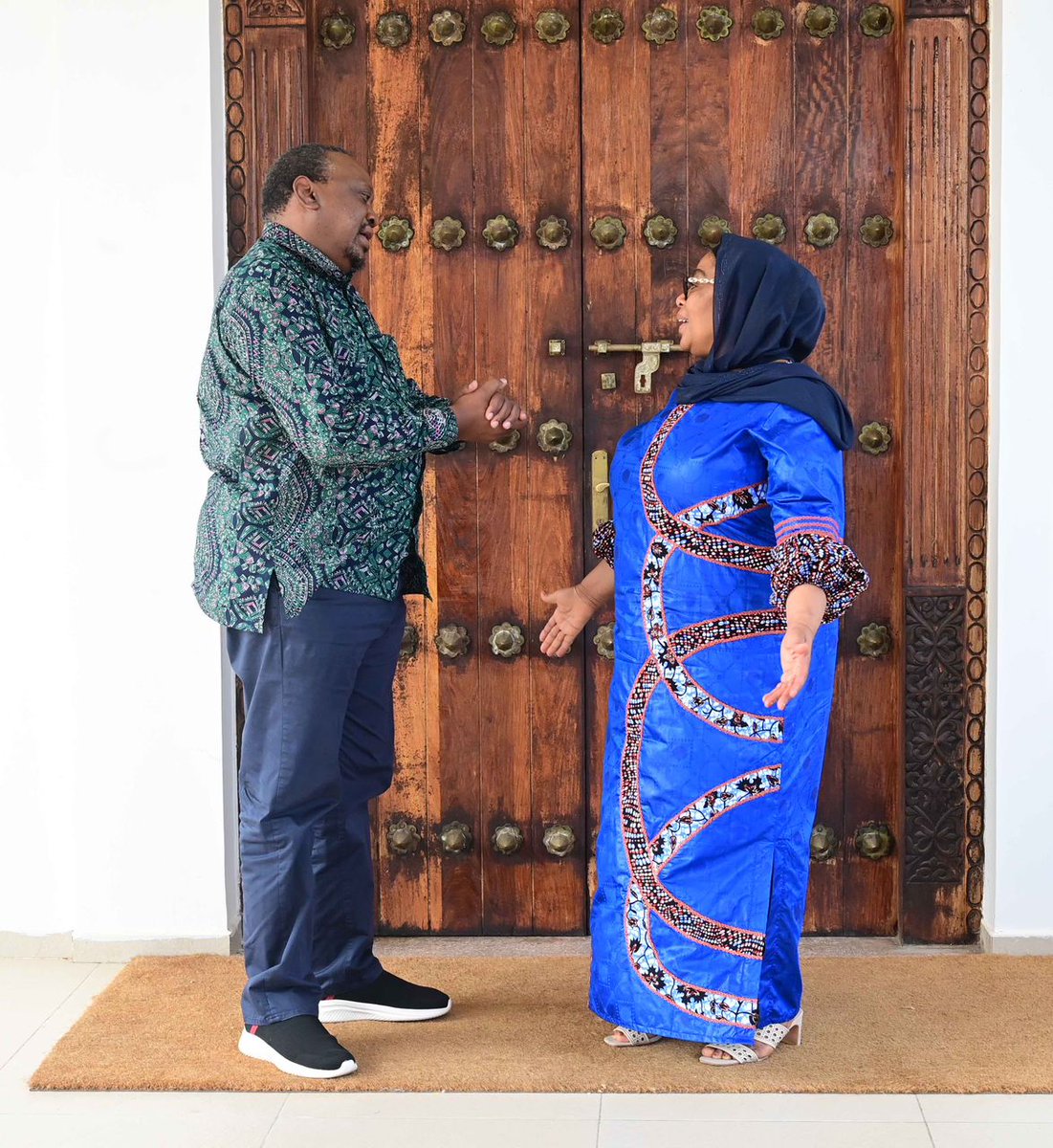 ikulumawasliano's tweet photo. Rais wa Jamhuri ya Muungano wa Tanzania Mhe. Samia Suluhu Hassan akiagana  na mgeni wake Rais mstaafu wa Kenya Mhe. Uhuru Kenyatta mara baada ya mazungumzo yao Ikulu Tunguu Zanzibar tarehe 21 February, 2024. https://t.co/4O4m5f03v7