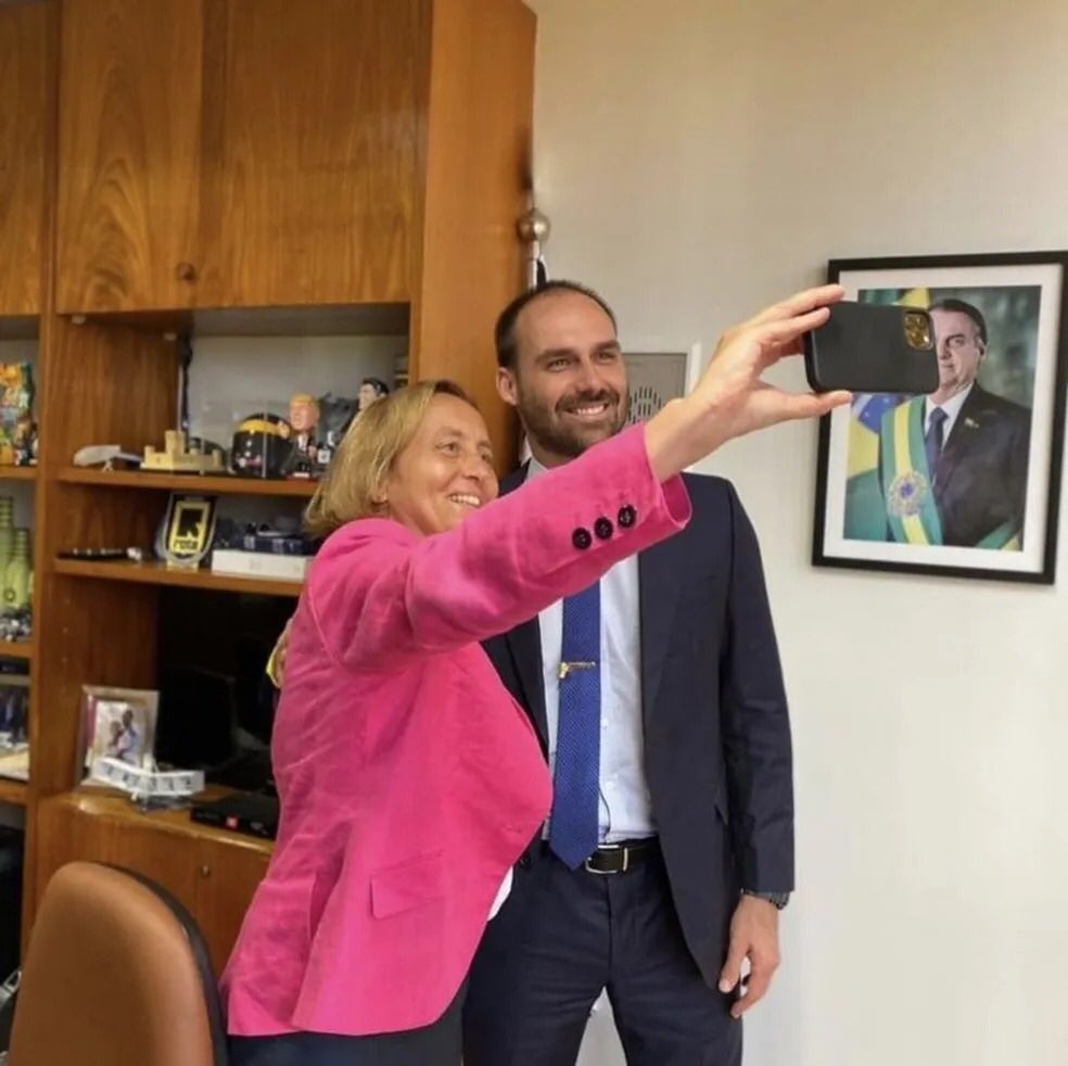 Liza_Furacao's tweet photo. @ocafezinho Já passou da hora de colocar estes meninos mal criados no lugar deles...Estremistas sendo extremistas!!! https://t.co/0aoyAW5tpe