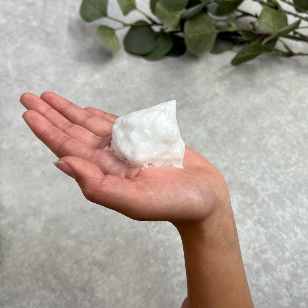 encrew_official's tweet photo. 数量限定✨
『SWATi MARBLe（スワティーマーブル）』

マルチミストは乾燥しがちな肌や髪にみずみずしいツヤを与えてくれる💖

モイストソープはリッチでクリーミーな泡立ちで、
しっとり洗い上げてくれる🧼

どちらもいい香りで癒される🫧

#encrew #encrewcosme #石鹸 https://t.co/N0j8puA2xb
