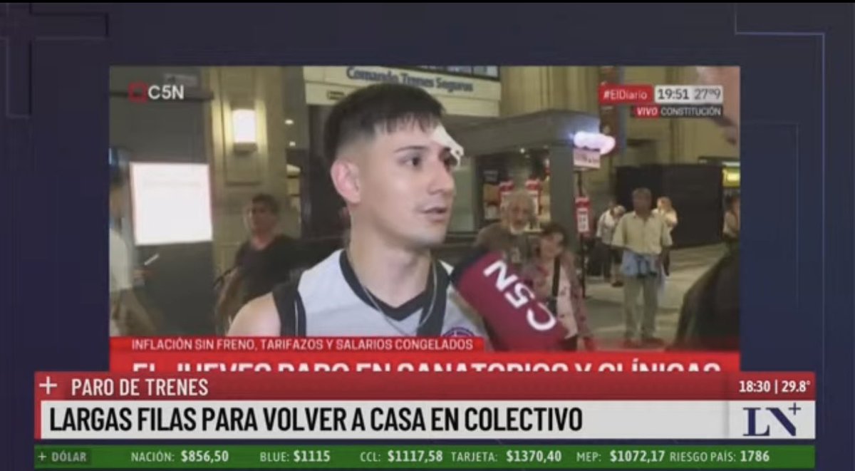 ImpuestosyE's tweet photo. "¿Dónde está la plata en estos últimos 4 años? Este gobierno en un mes, y hay ahorro: superávit", dijo este pibe a quien felicitamos de pie y le enviamos un fuerte abrazo. 
Ojalá le llegue ntra admiración y respeto. 👏 https://t.co/icQu7k3Ogd