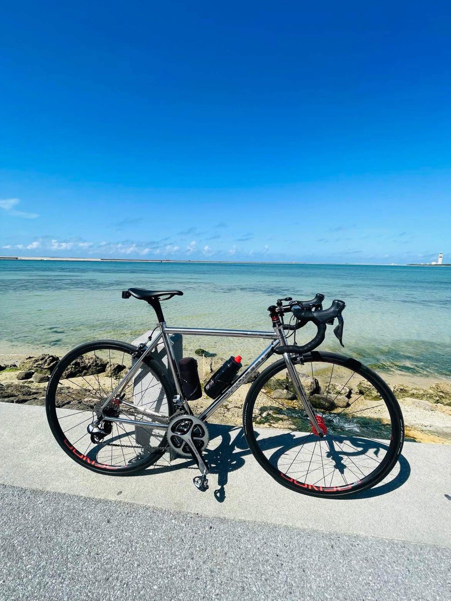 MULLERjapan's tweet photo. 同じ日本🇯🇵でこんな綺麗な空と海の中で走ることだできる沖縄
こういう楽しい走りも素敵だ
軽快に走って深呼吸する。
その空気が美味しい。
#m465
#crescent
#stainlesssteel
#titaniumfork
#roadbikes #gravelbikes #cyclocrossrace
#rimbrake #discbrake
#hillclimbs #longriding https://t.co/q43teZCaEN
