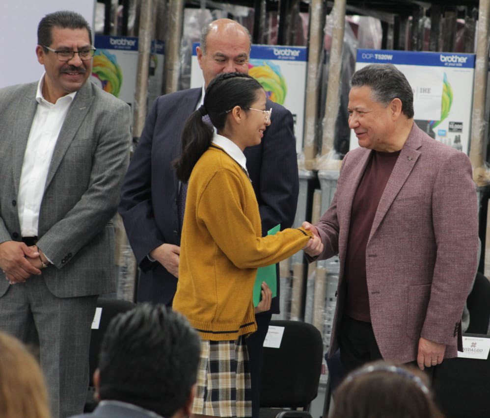 SEPHidalgo's tweet photo. Atendiendo las necesidades de la comunidad educativa en el estado, el gobernador @juliomenchaca_ realizó la entrega de mobiliario escolar y equipo para beneficio de estudiantes, docentes y personal administrativo de nuestra entidad.

En su mensaje, el secretario @natycastrejonv destacó que en #Hidalgo trabajamos para asegurar que nuestras escuelas cuenten con el personal, instalaciones, equipo, mobiliario y materiales necesarios para que docentes y estudiantes de todos los niveles educativos realicen sus actividades escolares diarias.

#PrimeroElPueblo
#PrimeroLaEducación