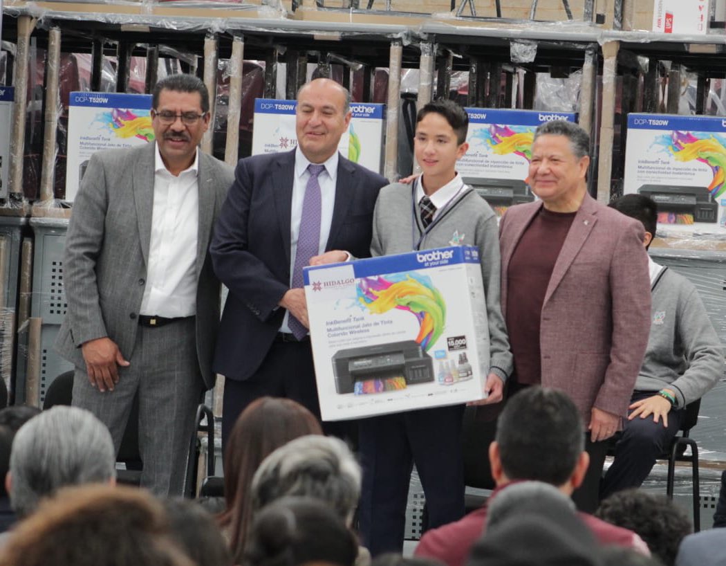SEPHidalgo's tweet photo. Atendiendo las necesidades de la comunidad educativa en el estado, el gobernador @juliomenchaca_ realizó la entrega de mobiliario escolar y equipo para beneficio de estudiantes, docentes y personal administrativo de nuestra entidad.

En su mensaje, el secretario @natycastrejonv destacó que en #Hidalgo trabajamos para asegurar que nuestras escuelas cuenten con el personal, instalaciones, equipo, mobiliario y materiales necesarios para que docentes y estudiantes de todos los niveles educativos realicen sus actividades escolares diarias.

#PrimeroElPueblo
#PrimeroLaEducación