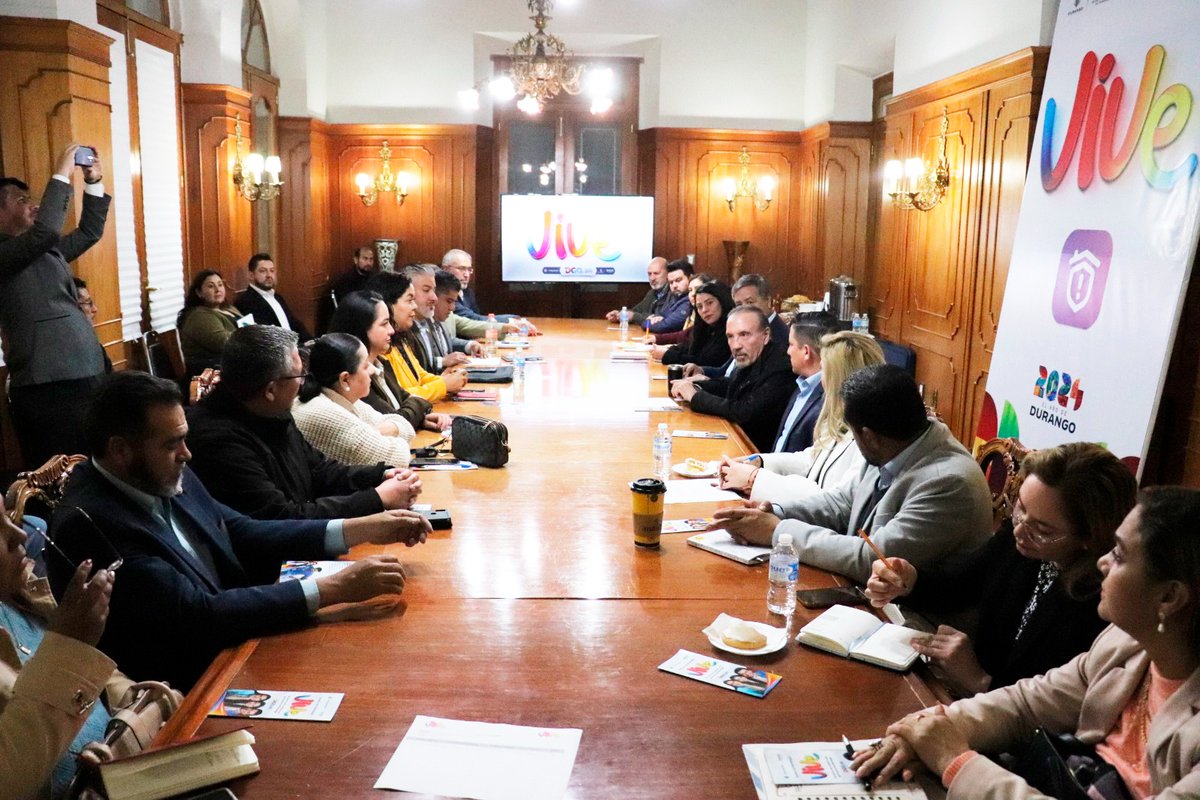 Vive_Dgo's tweet photo. 🤝✨ @HectorvelaV, se reunió con la #FECOP para fortalecer la colaboración entre el @gobdgo y el sector profesional. Esta alianza es esencial en nuestra estrategia #VIVE 💙.
¡Agradecemos a la FECOP!, la participación de todos es clave para alcanzar metas comunes. https://t.co/eV6Mi5uchk
