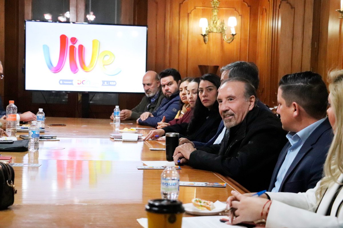 Vive_Dgo's tweet photo. 🤝✨ @HectorvelaV, se reunió con la #FECOP para fortalecer la colaboración entre el @gobdgo y el sector profesional. Esta alianza es esencial en nuestra estrategia #VIVE 💙.
¡Agradecemos a la FECOP!, la participación de todos es clave para alcanzar metas comunes. https://t.co/eV6Mi5uchk