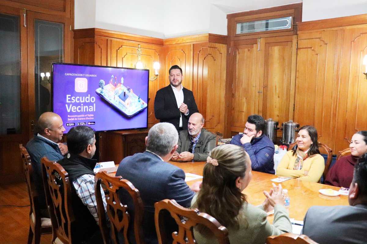 Vive_Dgo's tweet photo. 🤝✨ @HectorvelaV, se reunió con la #FECOP para fortalecer la colaboración entre el @gobdgo y el sector profesional. Esta alianza es esencial en nuestra estrategia #VIVE 💙.
¡Agradecemos a la FECOP!, la participación de todos es clave para alcanzar metas comunes. https://t.co/eV6Mi5uchk
