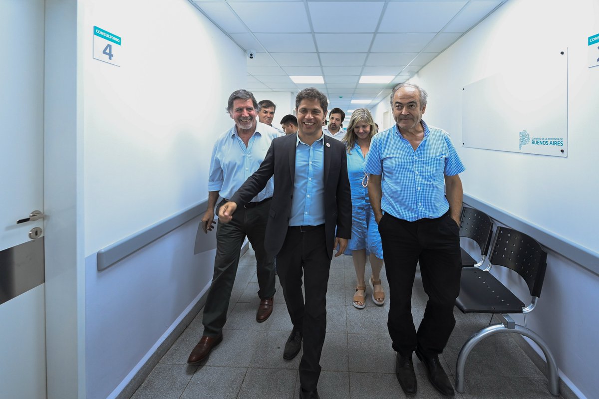 Kicillofok's tweet photo. ¡Quedó inaugurado el Centro de Salud Nº2 de Tapalqué! 🩺 

Este centro que concretamos junto al municipio permite descentralizar el sistema sanitario y garantizar una atención primaria de calidad, con la mejor tecnología, a todos los vecinos y vecinas de la zona. 
 
Estamos haciendo un gran esfuerzo para sostener la inversión pública en un momento muy difícil. Aquí, donde no llega el mercado, no le pedimos carnet a nadie: el Estado trabaja para cuidar la salud de todos y todas.