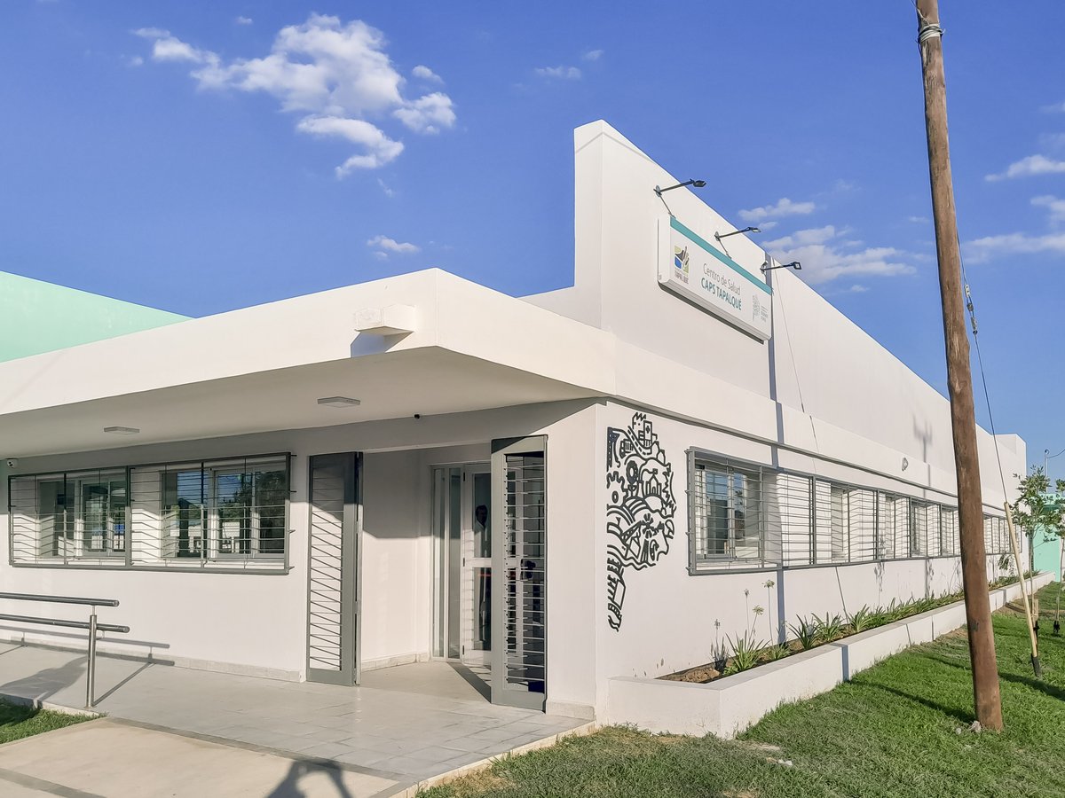 Kicillofok's tweet photo. ¡Quedó inaugurado el Centro de Salud Nº2 de Tapalqué! 🩺 

Este centro que concretamos junto al municipio permite descentralizar el sistema sanitario y garantizar una atención primaria de calidad, con la mejor tecnología, a todos los vecinos y vecinas de la zona. 
 
Estamos haciendo un gran esfuerzo para sostener la inversión pública en un momento muy difícil. Aquí, donde no llega el mercado, no le pedimos carnet a nadie: el Estado trabaja para cuidar la salud de todos y todas.