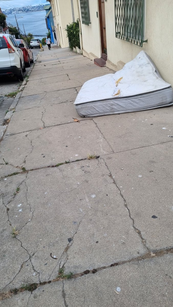 jime3115's tweet image. @MunicipioVina @MacaRipa quién retira este tipo basura? Este colchón lleva semanas botado en la vereda junto a unos contenedores en calle 18 de Septiembre entre #amunategui y Teodoro Lowey en barrio #recreo en #viñadelmar #viña2024 @radio_festival