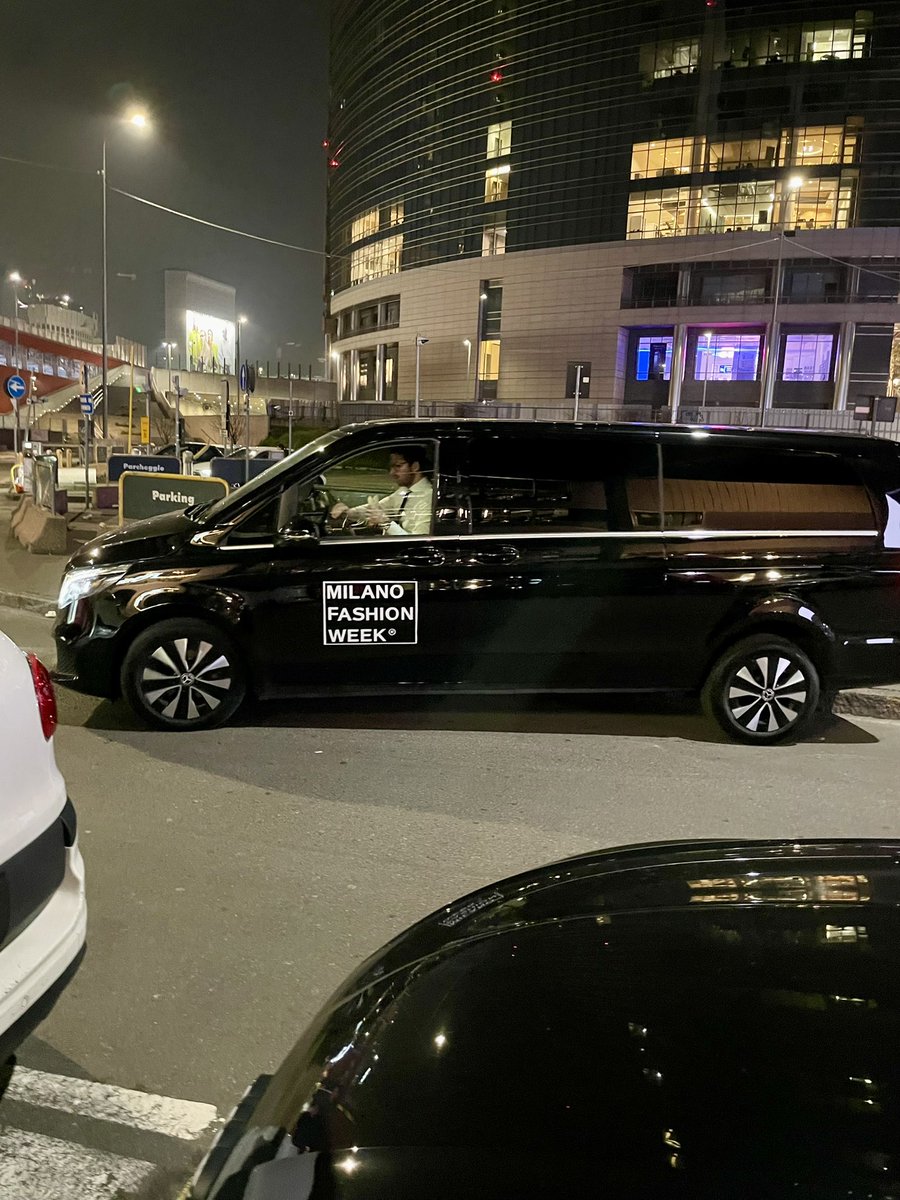 Alb_Franc_Weiss's tweet image. I volti di #Milano 

#FashionWeek e senzatetto

#cisom