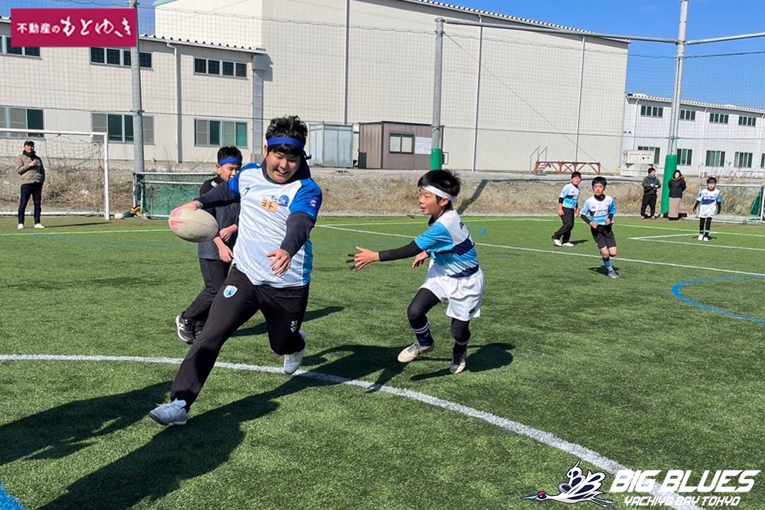 BIG_BLUES_RUGBY's tweet photo. 【アカデミーカップを開催】

2月17日（土）にアカデミーカップを開催いたしました🏉

『世界一楽しもう』をテーマに、キッズ達と親御さんが一緒になって大いに楽しんでプレーしてくれました🏃‍♀️
青空のもとで走り回る子供たちの笑顔は最高ですね！
コーチの選手達もたくさんの元気をもらいました😊

また定期的に開催していきたいと思います👍

#BIGBLUES八千代ベイ東京 #ラグビー #rugby #八千代市 #トップイーストもいいぞ #世界一楽しもう #ラグビーアカデミー