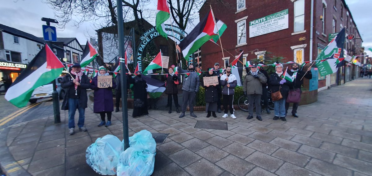 OLDpeacejustice's tweet photo. Oldham Peace and Justice weekly vigil in solidarity with Palestine

#GazaGenocide
#CeaseFireNow https://t.co/pfn7y9SueL