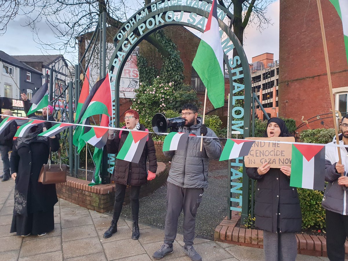 OLDpeacejustice's tweet photo. Oldham Peace and Justice weekly vigil in solidarity with Palestine

#GazaGenocide
#CeaseFireNow https://t.co/pfn7y9SueL