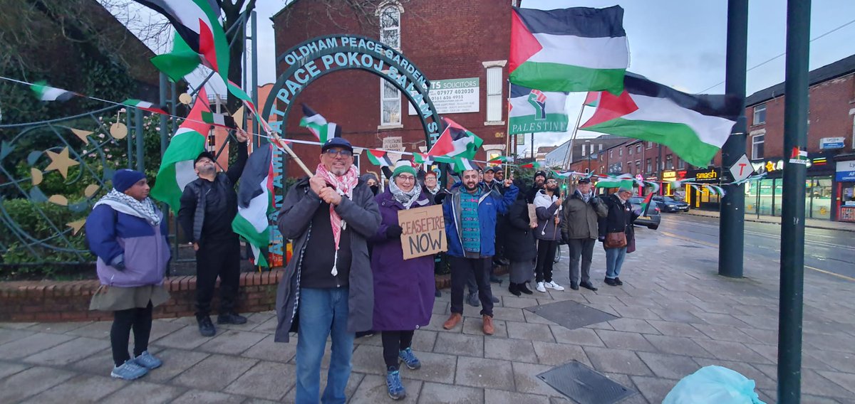 OLDpeacejustice's tweet photo. Oldham Peace and Justice weekly vigil in solidarity with Palestine

#GazaGenocide
#CeaseFireNow https://t.co/pfn7y9SueL