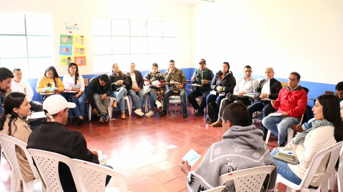 SDEC_CAUCA's tweet photo. Desde el Macizo Colombiano, seguimos construyendo nuestro Plan de Desarrollo. 💚💛

Con el liderazgo del Gobernador @OctavioGuzmanGu y de la mano de las comunidades, continuamos trazando una hoja de ruta para la construcción de un Departamento próspero, turístico y emprendedor. https://t.co/MSlUkwP4a3