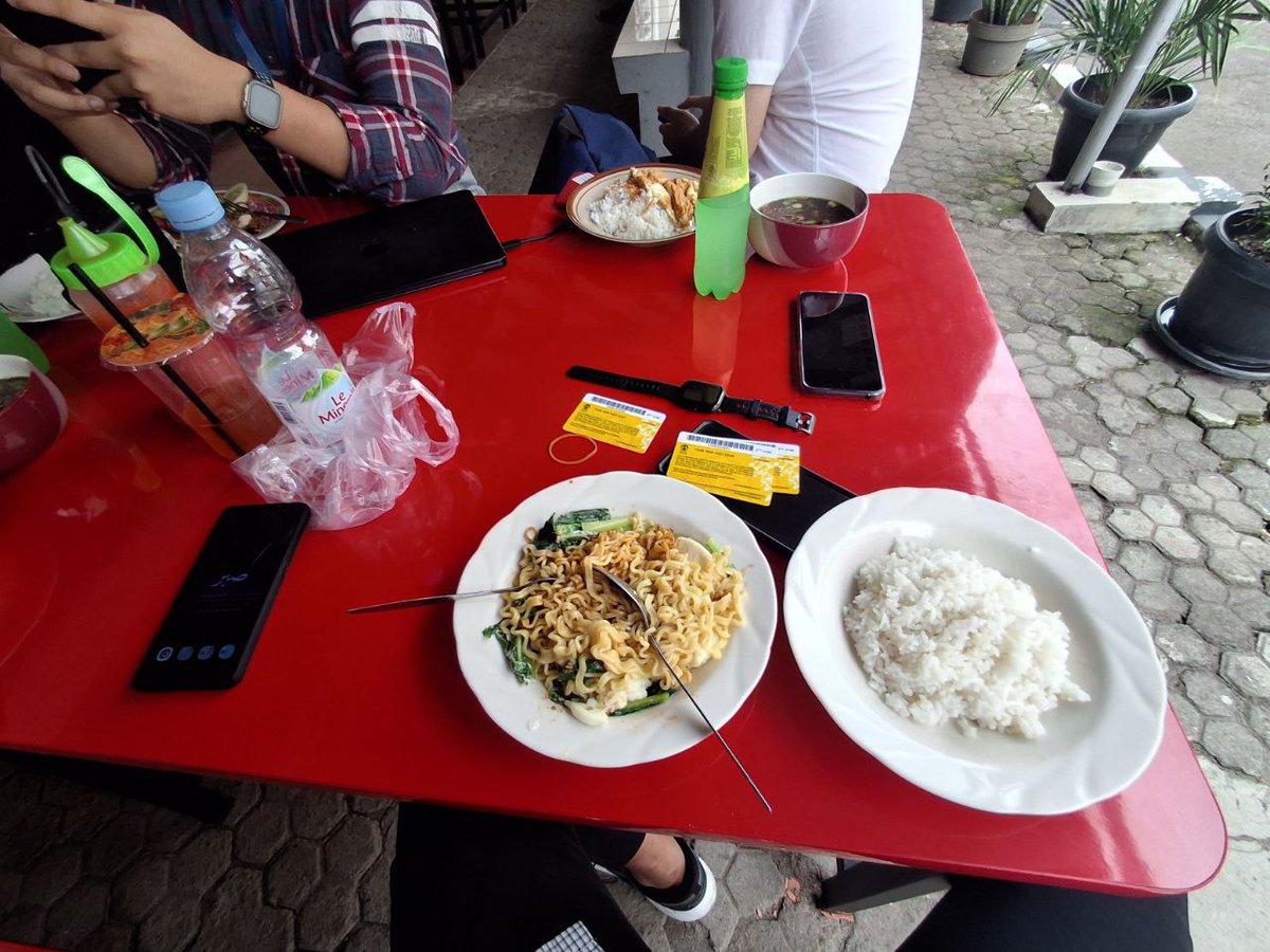 sncagxbl's tweet photo. Yg ga berubah dari jaman koas, menu repetitive kanput: indomie 2 nasi sama Holong pesen nasi rawon https://t.co/9tAdd9BXkX