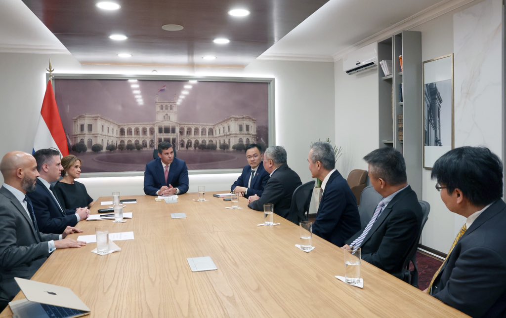 SantiPenap's tweet photo. ¡La formación de capital humano es clave para el desarrollo del país!
Con la delegación de la Universidad de Taiwán en Ciencia y Tecnología (Taiwán Tech), conversamos sobre los aportes fundamentales de esta institución a la formación de talentos paraguayos altamente calificados en áreas de relevancia estratégica para el país.
#GobiernoDelParaguay