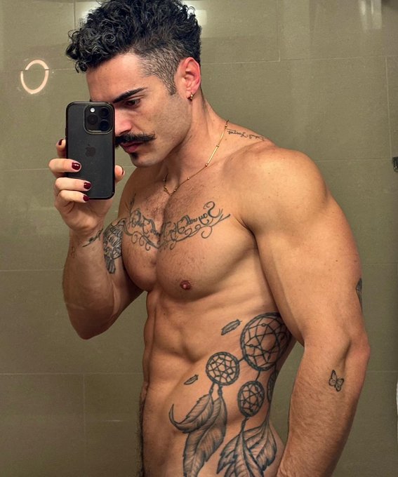 Watch Iggle Pringle's leaked NSFW photo on TwXstars