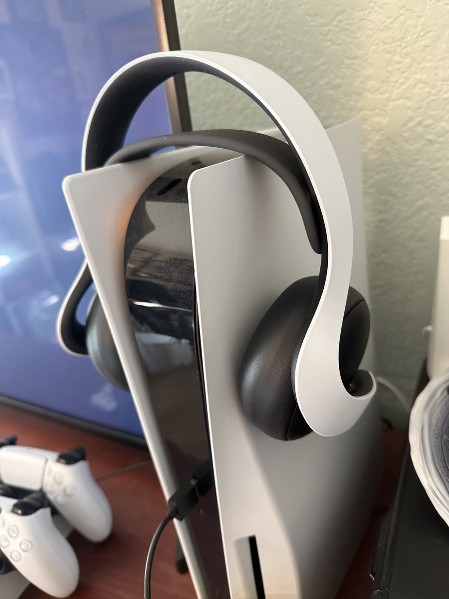 TheGeeklyGrind's tweet photo. My Pulse Elite headset arrived today and HOO BOY they sound amazing! Cannot wait to dig into game time later with these bad boys. @PlayStation #PSPulse #audio #gaming https://t.co/Jx0qaOScQr