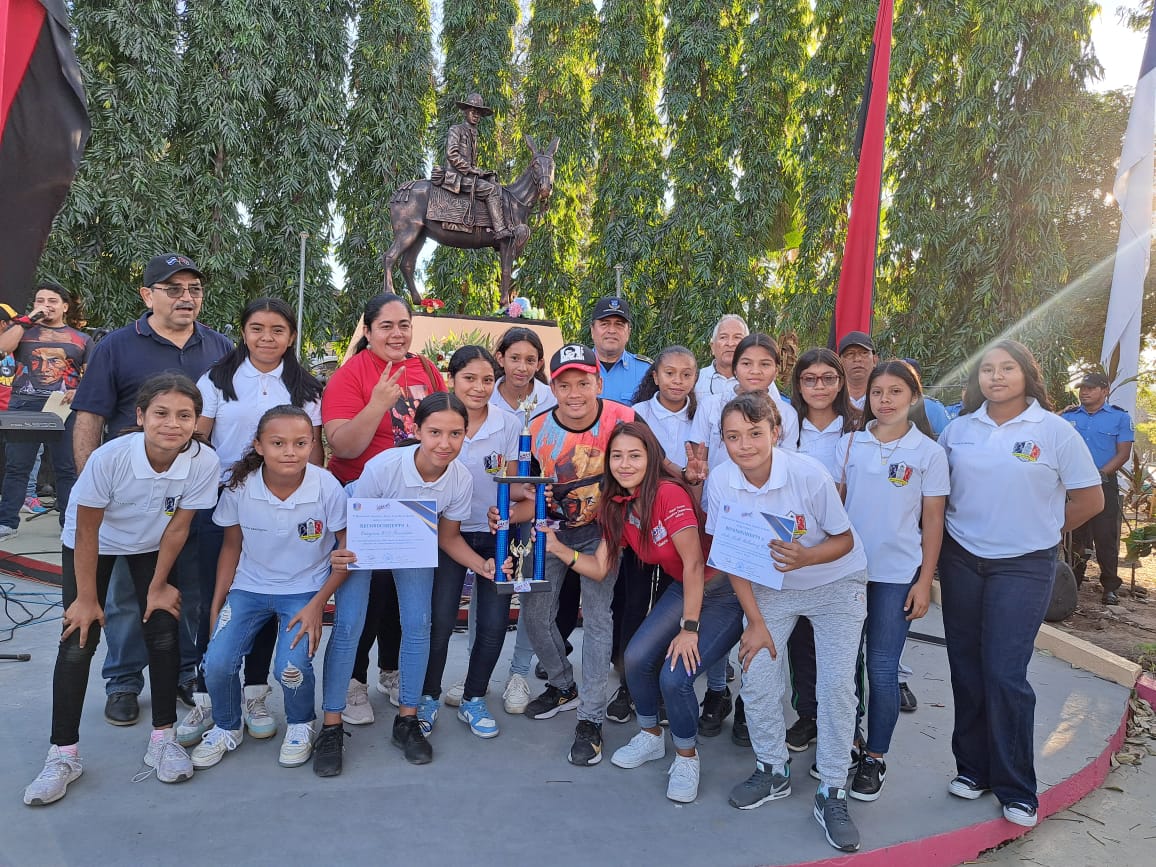 RedMadriz_'s tweet photo. #MadrizEnRevolución | ¡Aquí nos ilumina un sol que no declina! 🤗

Militancia sandinista de la ciudad de Somoto, realiza caminata hacia el monumento de nuestro General Augusto C. Sandino, depositando flores, y realizando una bonita revista cultural... https://t.co/4X0OZjvdJx