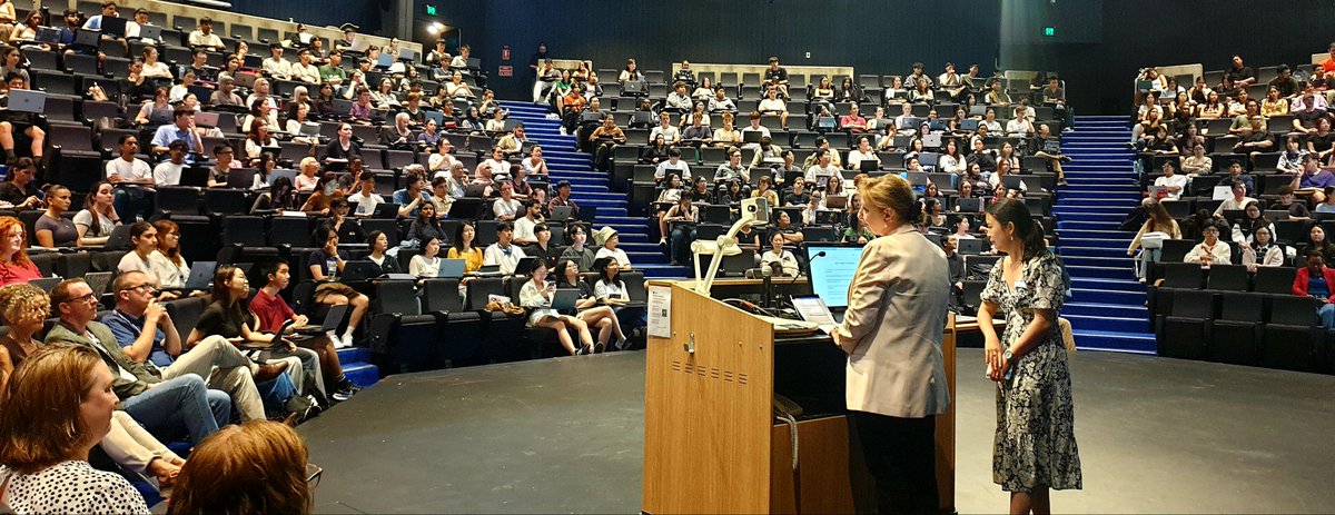 Welcome to the #pharmily! Our new pharmacy students  took the @FIP_org *Oath of a Pharmacist* this week, led by A/Prof Betty Chaar #SydneyPharmacySchool @syd_health 

What a great start to their pharmacy journey 
fip.org/file/1514