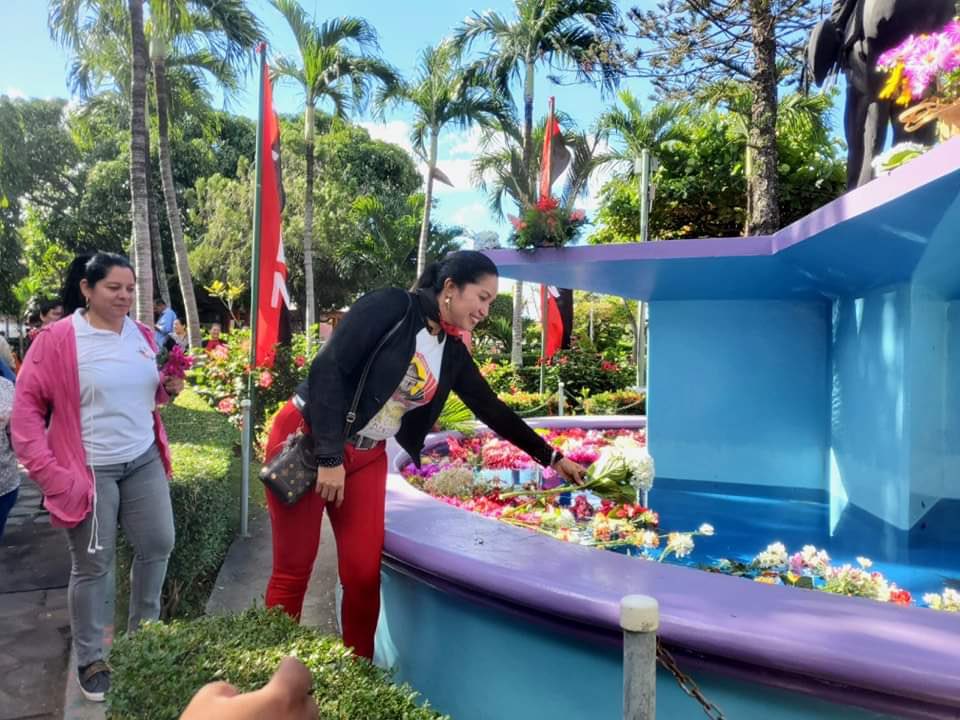 #Nicaragua | En #Acoyapa, la militancia sandinista llevó a cabo un emotivo acto de colocación de ofrenda floral en el monumento del General de Hombres y Mujeres Libres, Augusto C. Sandino, como parte de la conmemoración del 90 aniversario de su tránsito a la inmortalidad.