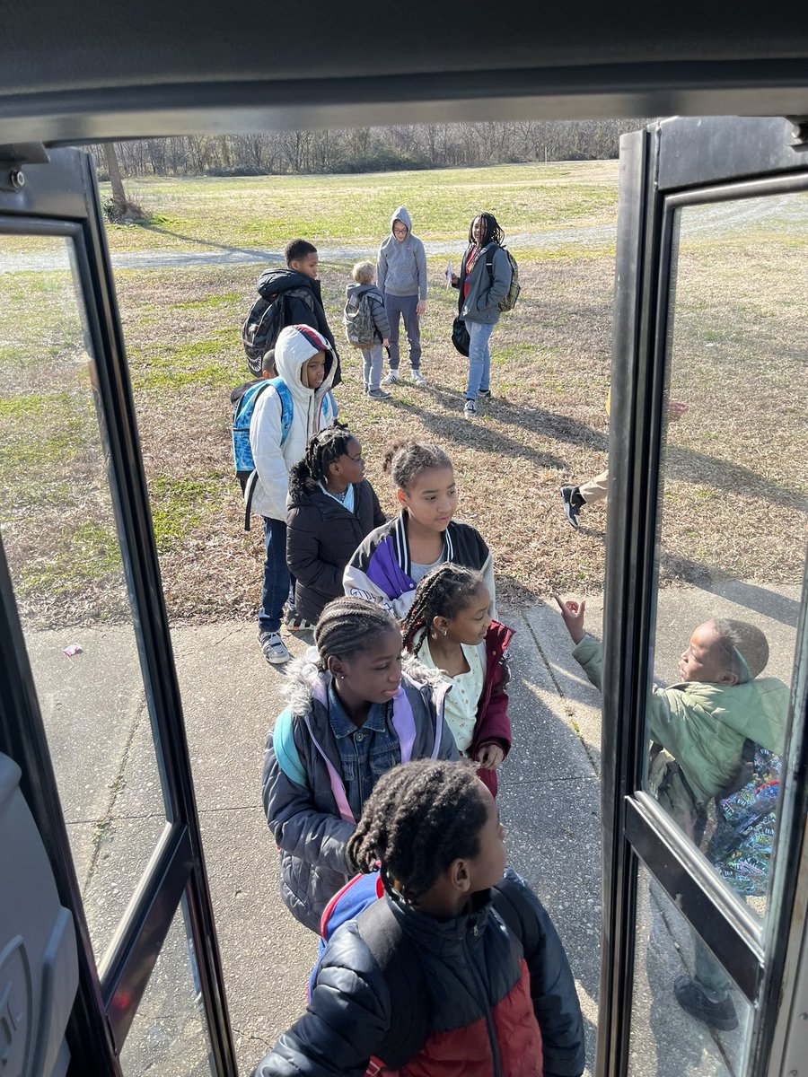 Students waiting for books at Whitcomb Court!! Love this💕@RPS_Schools @JasonKamras @CJBellTeach @EboniMassey @VAASL @aasl @LongwoodSLIB @LongwoodCGPS