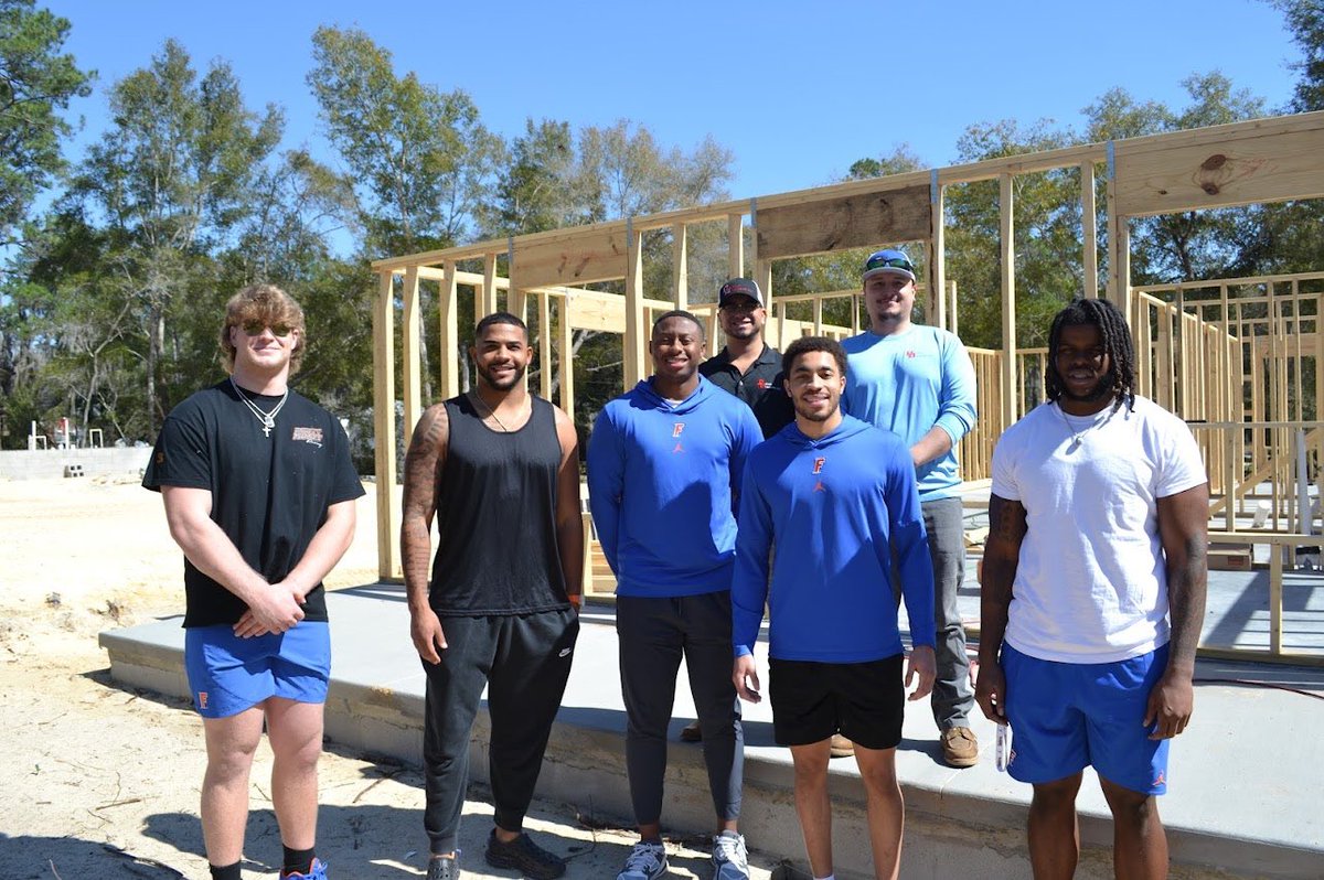 It was a great day with @alachuahabitat learning how to build and help those in need! Don't miss out on the Hall of Framers event happening Saturday! alachuahabitat.org/hall-of-framers @AlachuaHabitat @FL_Victorious #FVFoundation
