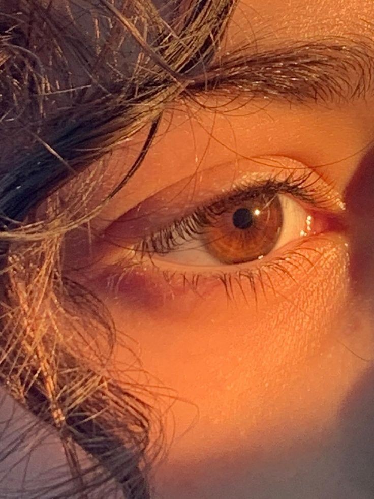 When her eyes shine and sparkle with all love, you will only see yourself in them, as if her beauty and inner serenity make them a mirror that reflects what you see with all sincerity.