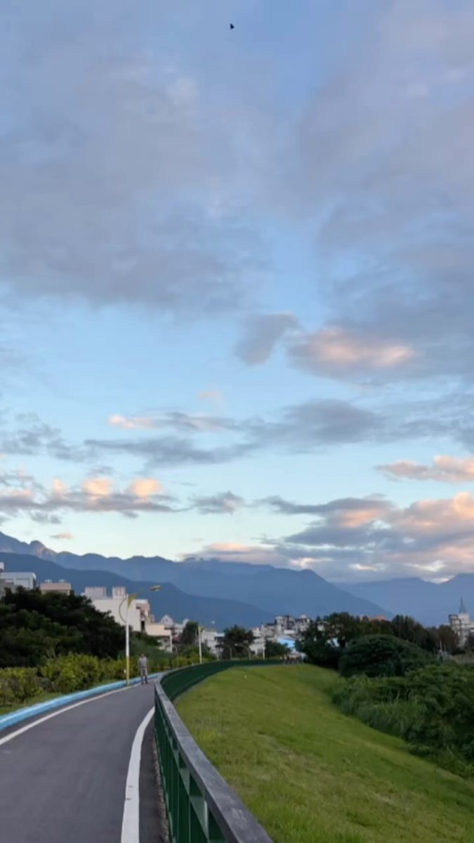 despian_n's tweet photo. 剛開始晨跑還會賴床，自從堅持之後慢慢會習慣這時間點就起床，早安陽光🌞

＃自律女孩
＃晨跑 https://t.co/Ce9TWqQfa4