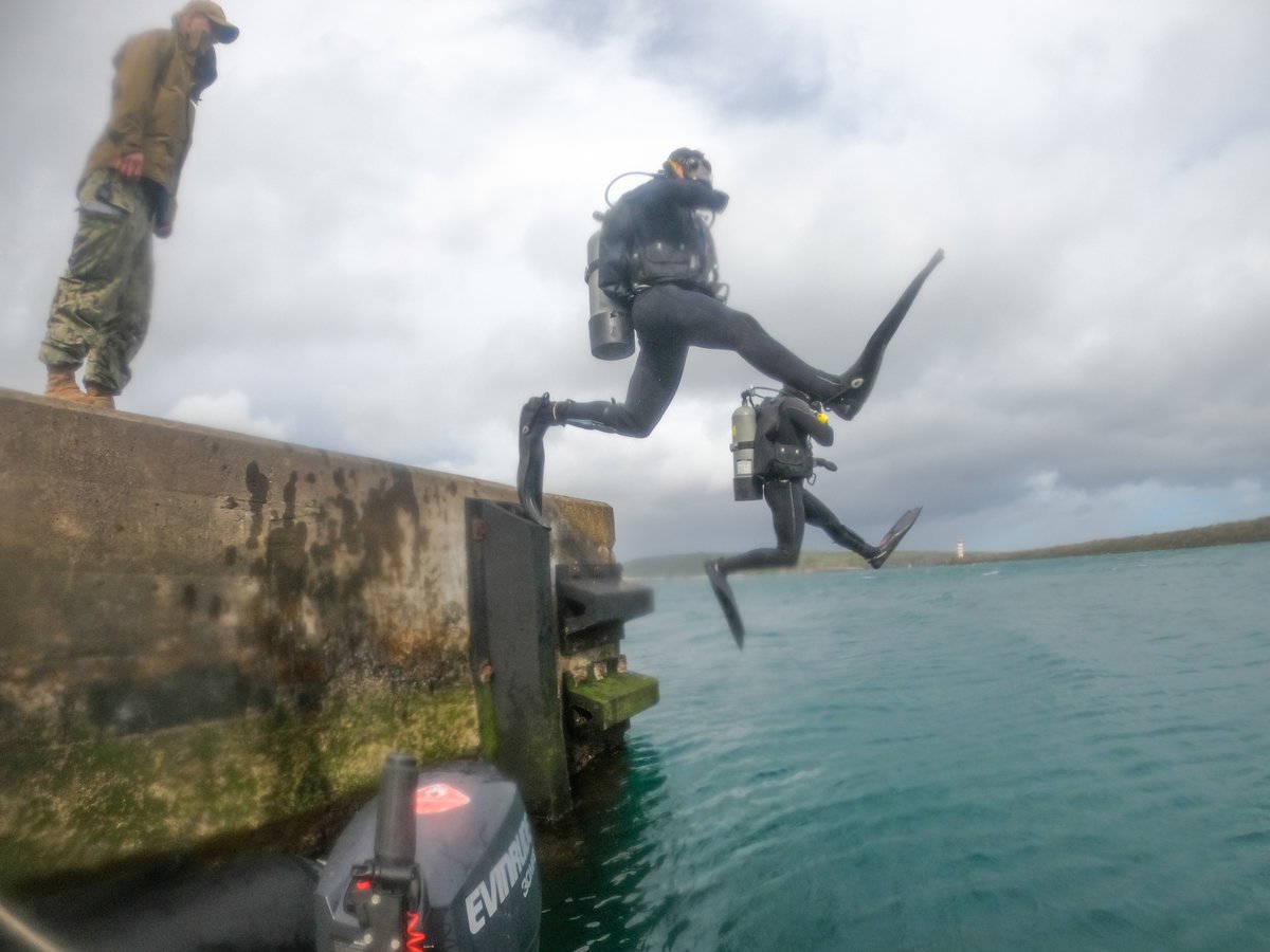 USNavy's tweet photo. #USNavy Photos of the Day:

1️⃣ #UCT1 #NavyDivers work in Praia da Vitoria, Portugal and 2️⃣ @USMC #VMM162 #FLTOPS aboard #USSBataan @LHD5 in Med @USNavyEurope
3️⃣ @USPacificFleet visits #USSPreble @NavalBaseSD
4️⃣ @BlueAngels inspect plane at #NAFElCentro
👉 https://t.co/aZddB6hxYf https://t.co/CR55CfYeV8
