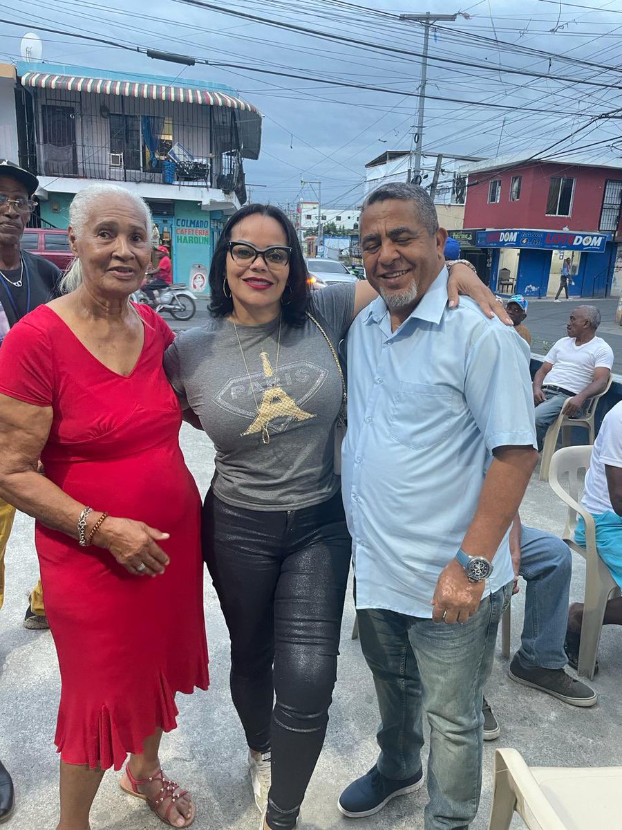 MariluzFerminA's tweet photo. En vivo estoy en la #zonaN2
Barrio Puerto Rico #LosMinas @luisabinader 4️⃣➕🇩🇴#VolveremosAGanar @CarolinaMejiaG la Mia @raquelarbaje firme con nuestro país 🇩🇴 https://t.co/JPCzdvfNyM