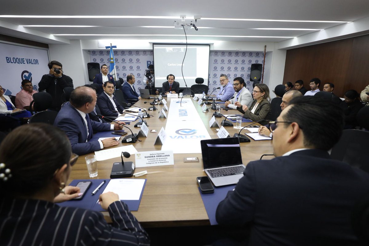 CongresoGuate's tweet photo. La Comisión de Economía y Comercio Exterior, presidida por el diputado Jorge Ayala, -Valor-, eligió a los diputados Carlos López, -Cabal- y Mynor De la Rosa, -Vamos-, Vicepresidente y Secretario de Junta Directiva, además aprobaron el calendario de sesiones de trabajo y los temas que desarrollarán.