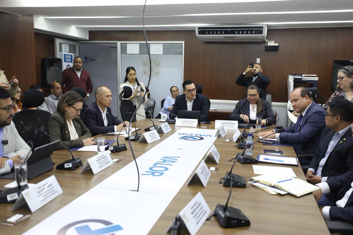 CongresoGuate's tweet photo. La Comisión de Economía y Comercio Exterior, presidida por el diputado Jorge Ayala, -Valor-, eligió a los diputados Carlos López, -Cabal- y Mynor De la Rosa, -Vamos-, Vicepresidente y Secretario de Junta Directiva, además aprobaron el calendario de sesiones de trabajo y los temas que desarrollarán.