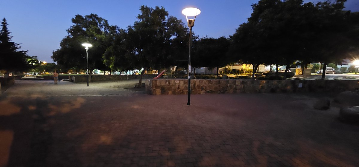 MESPINOSA_CL's tweet photo. Hola @penalolen .
Podrán mejorar la iluminación de la Plaza ubicada en ALTOS DEL PARQUE. Una plaza tan linda, se pierde con una iluminación que ya "no ilumina" lo suficiente. Además de mejorar los juegos para los niños. Muchas gracias https://t.co/6OBN8KOJdV